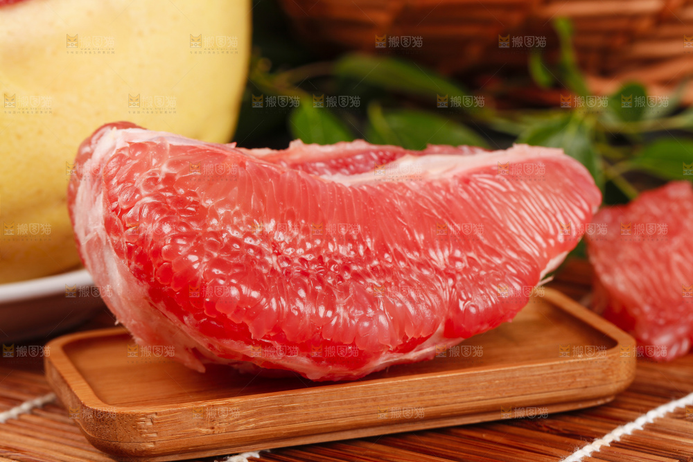 竹底上的平和红心柚子