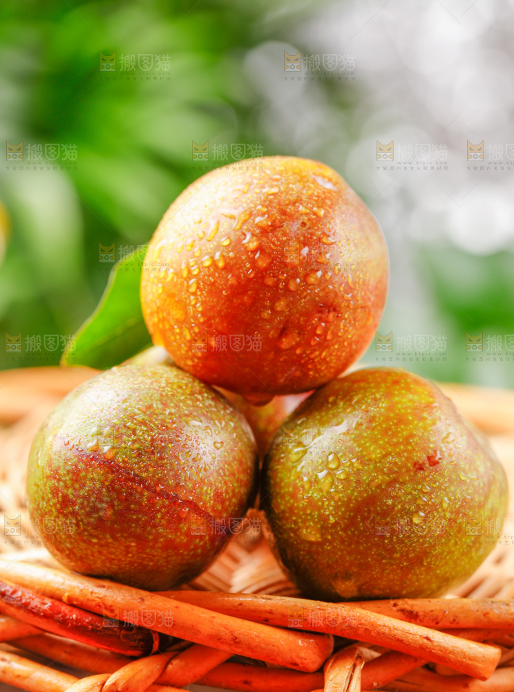 竹篮上摆放着三华李