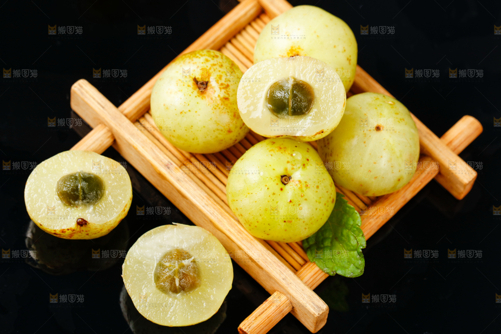 黑底上的余甘果