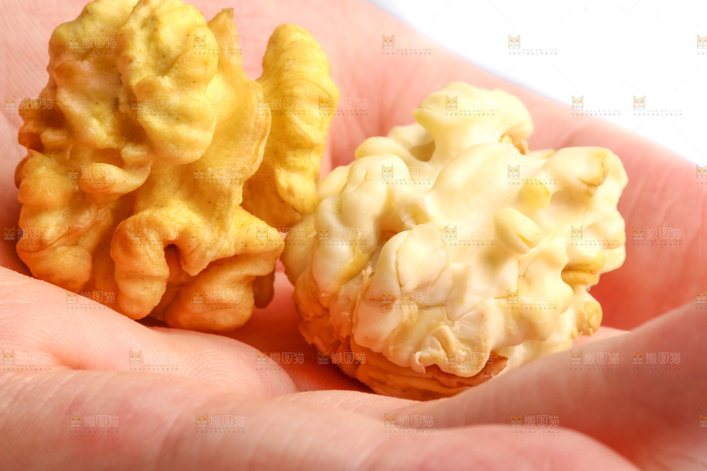 手里拿着核桃仁