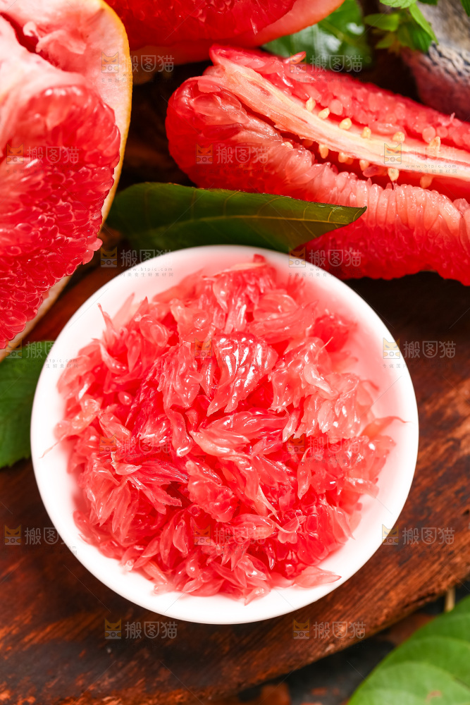 碟子里装着柚子的果肉