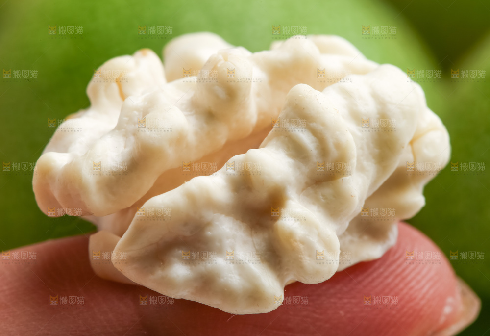 手里拿着生核桃仁