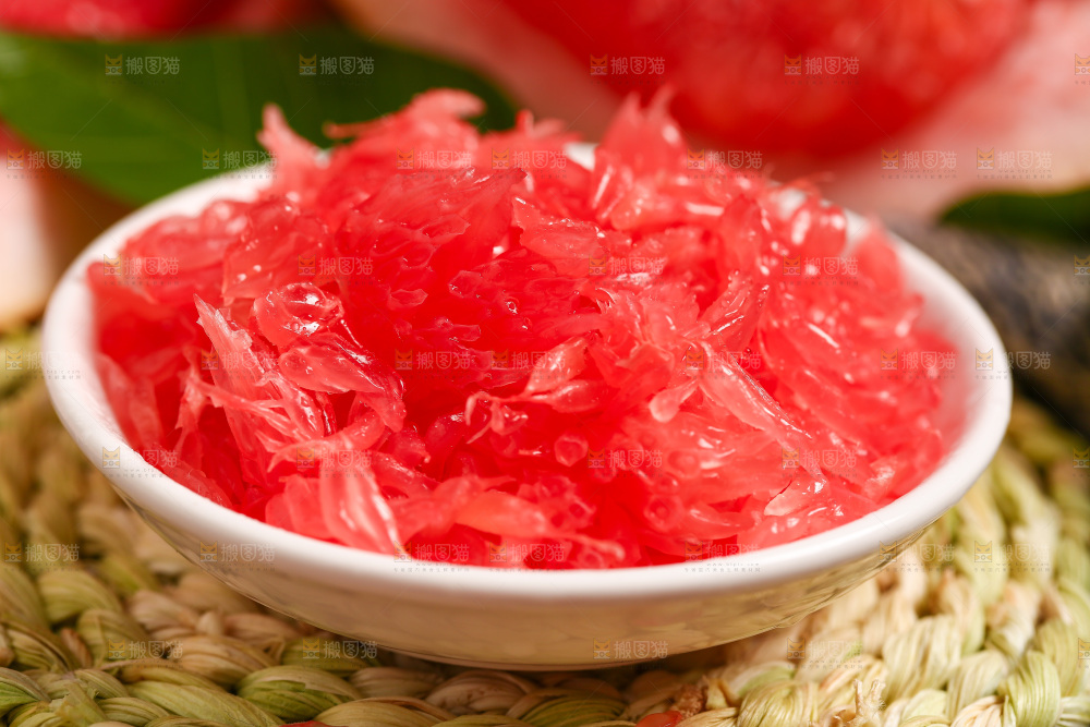 碟子里装着红心柚子的果肉