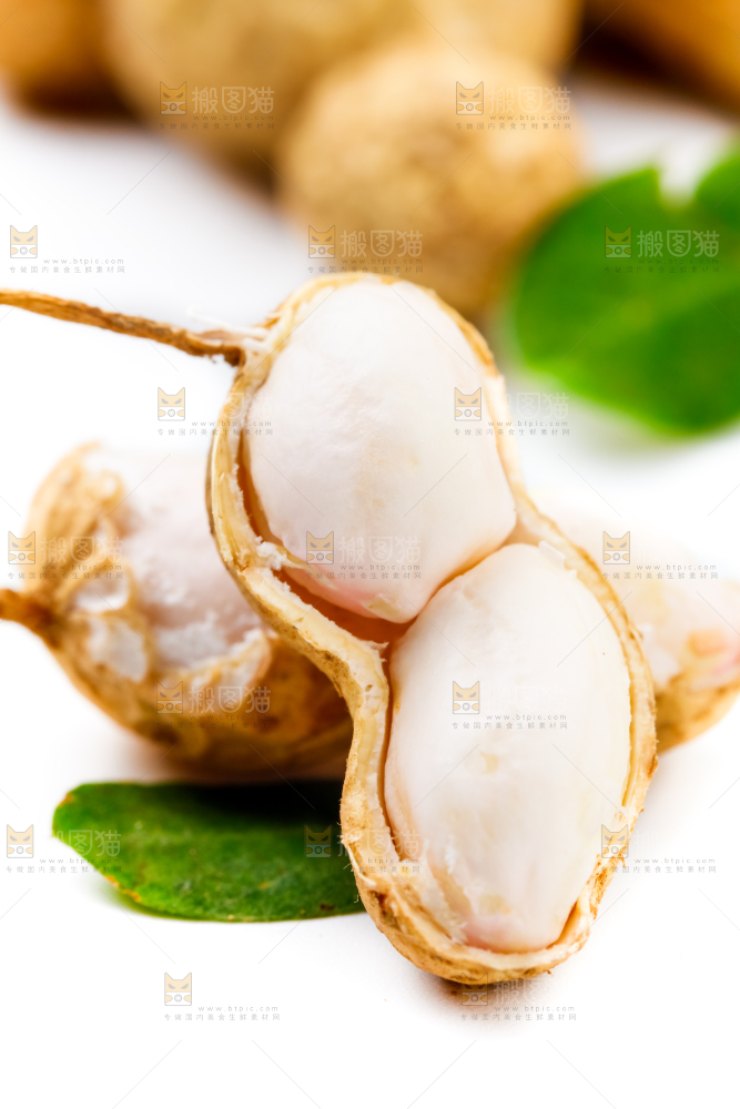 一颗剥开的花生