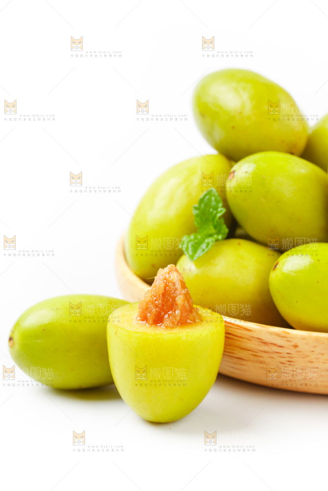 盘子里装着甜橄榄