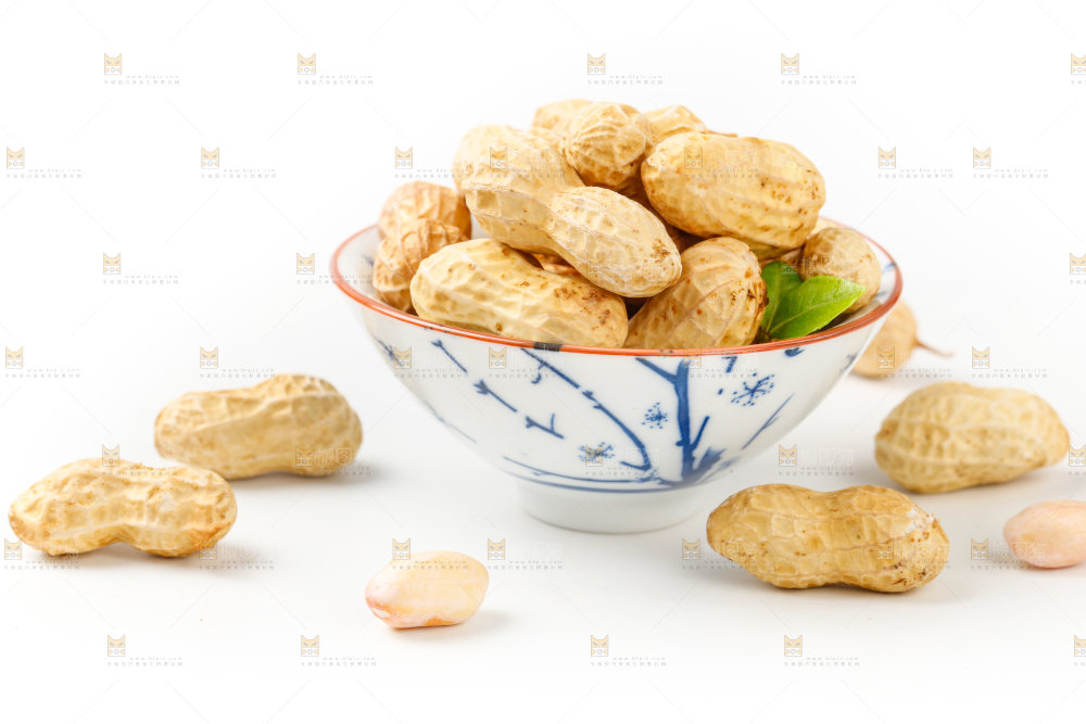 白底上盘子里的生花生