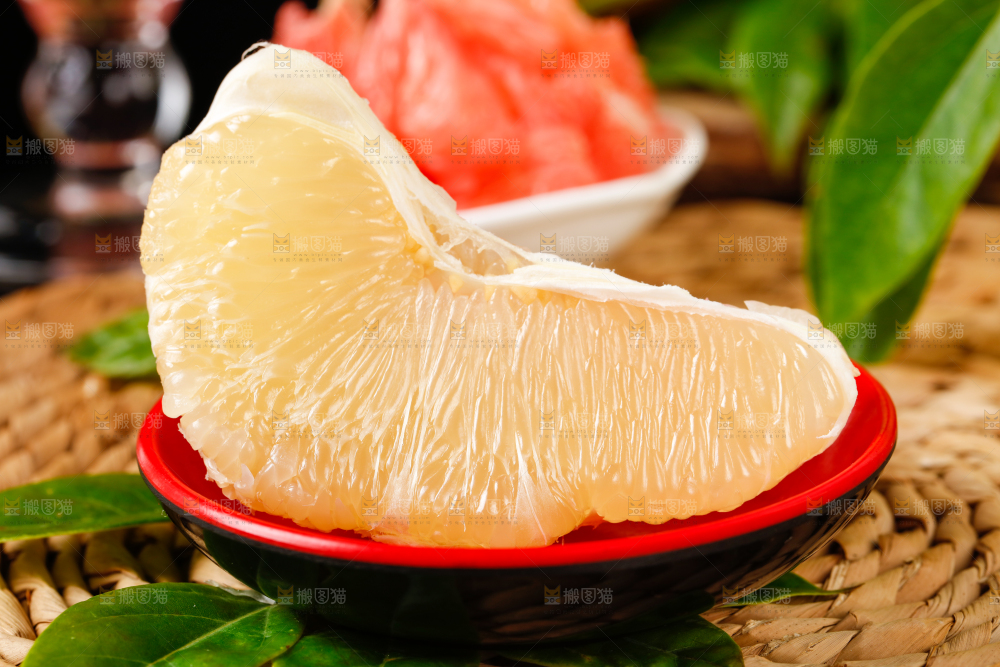 盘子里的白心蜜柚