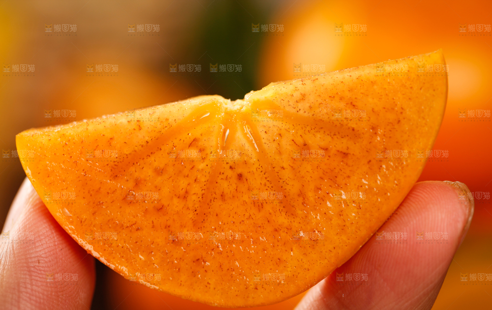 手里拿着新鲜柿子