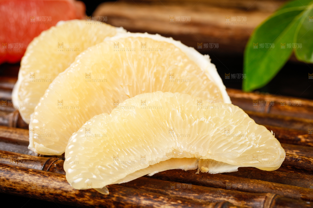 深底上的白心蜜柚