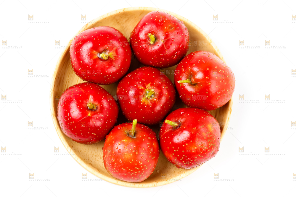 白底上盘子里的沂蒙山楂果