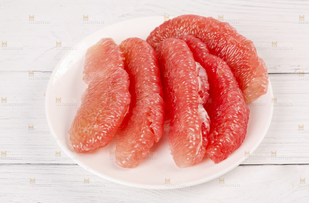 盘子里的红心柚子果肉