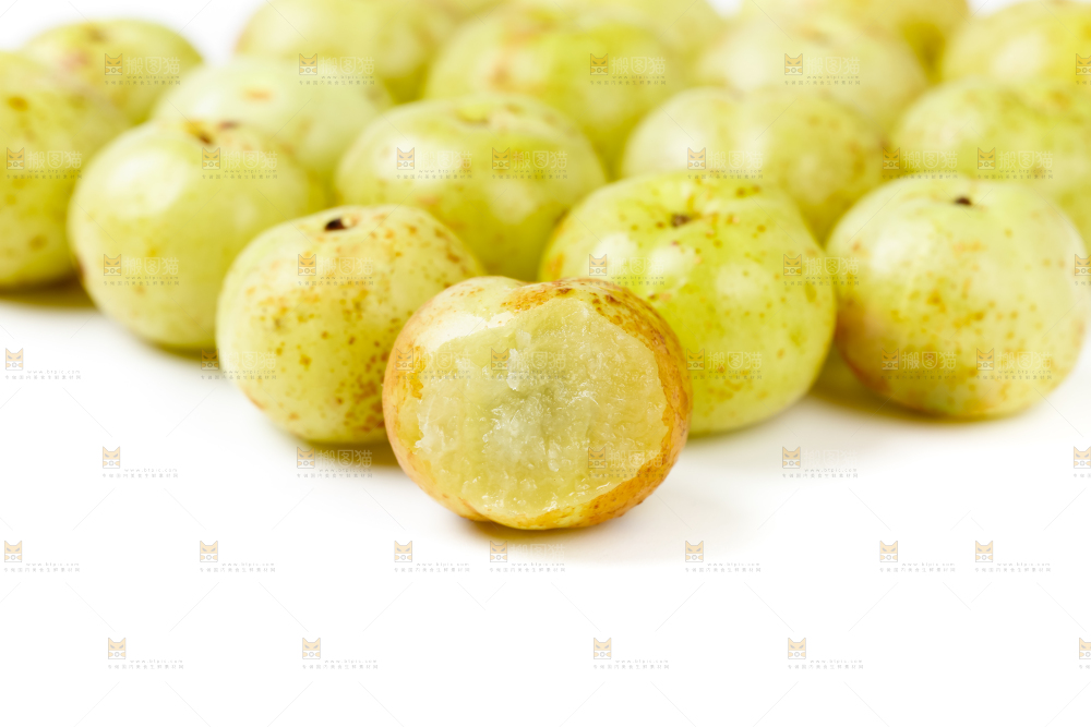 白底上摆放着余甘果