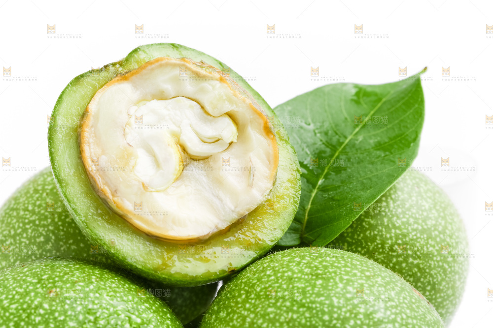 白底上摆放着青核桃