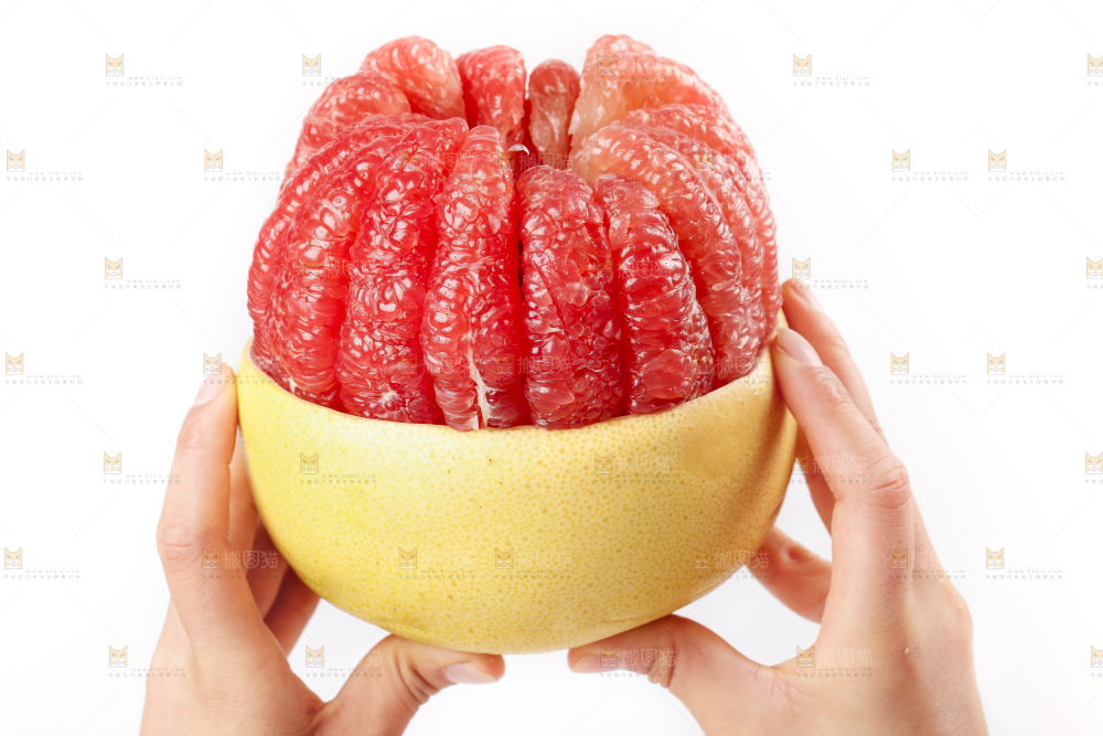 手上捧着红肉柚子