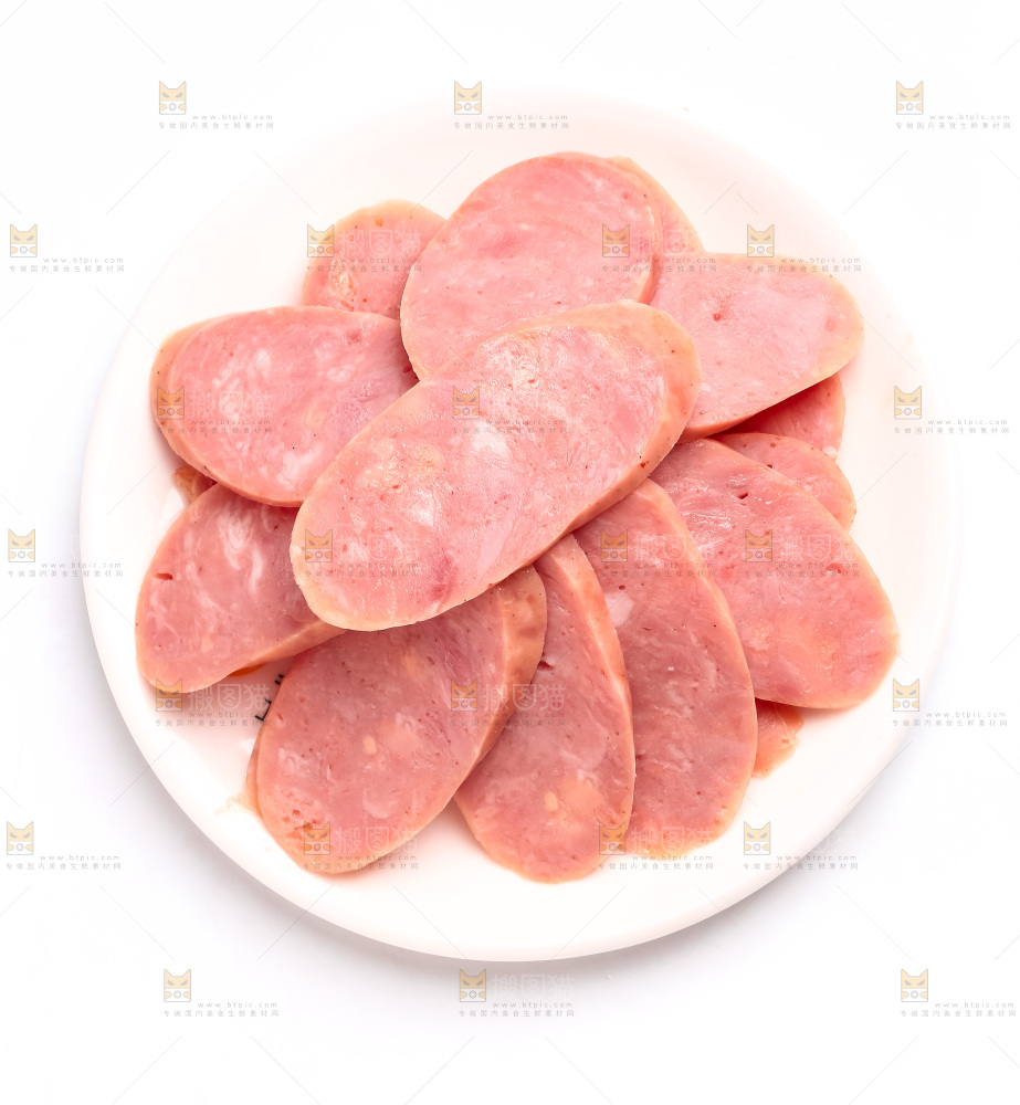 碟子里装着切片的肉肠