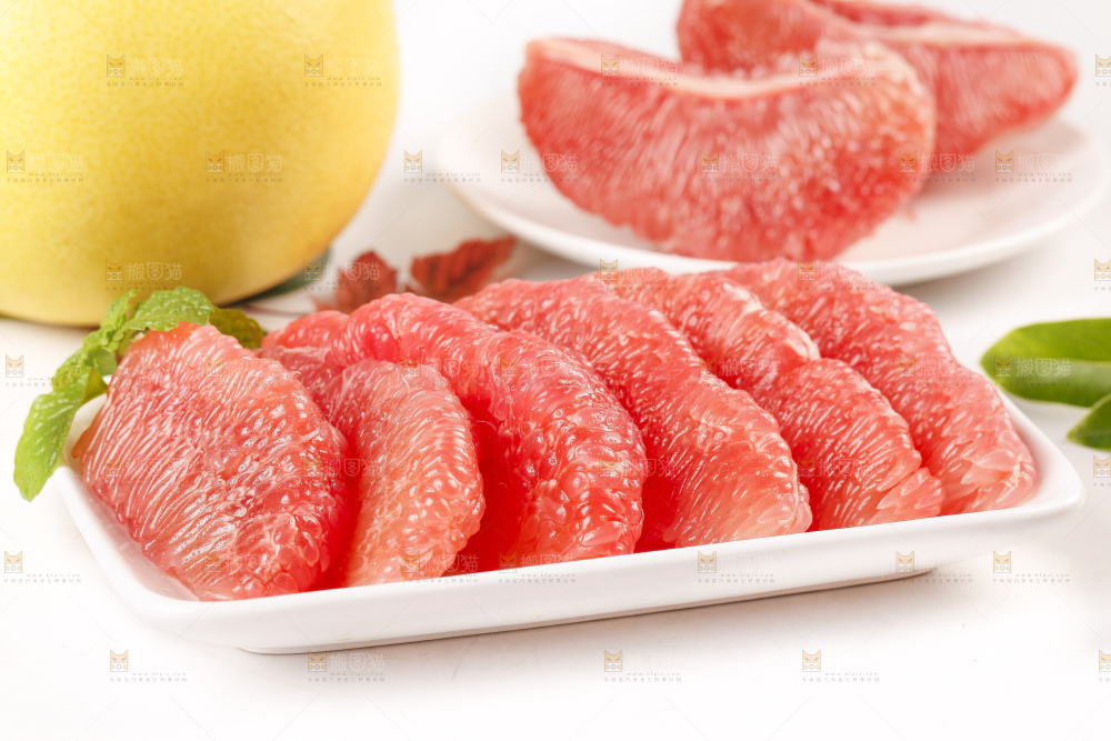 盘子里的红心柚子果肉