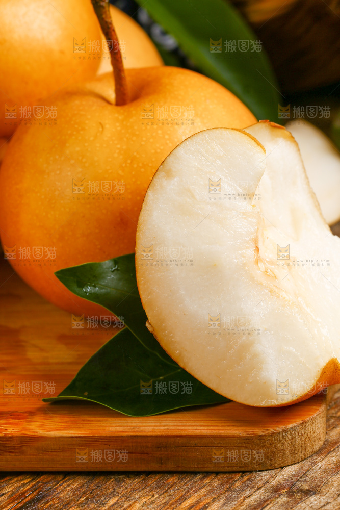 木底上摆放着冰糖丰水梨