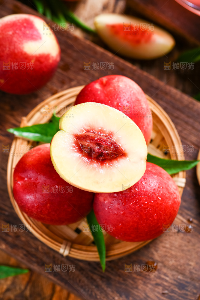 篮子里装着油桃