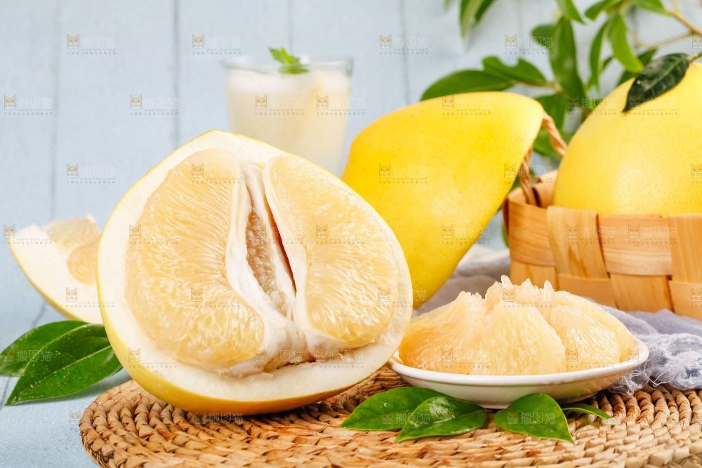 深底上的白肉蜜柚