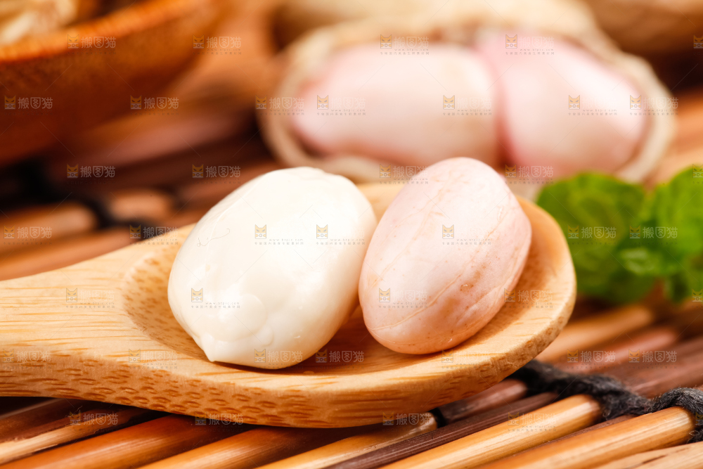 深底上的新鲜带壳花生
