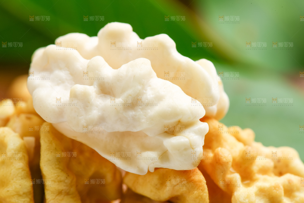 木底上摆放着生核桃仁