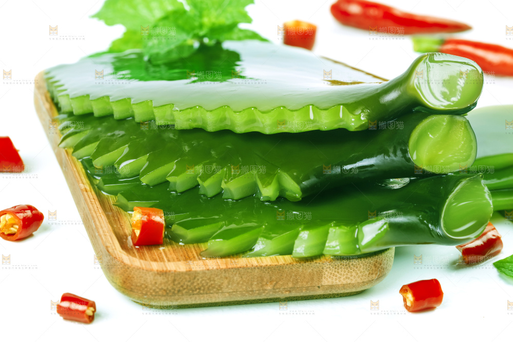 白底上摆放着海带根