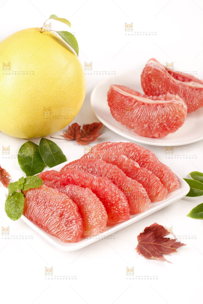 盘子里的红心柚子果肉