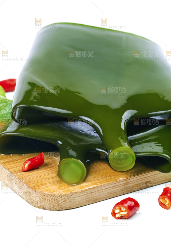 木板上放着新鲜海带