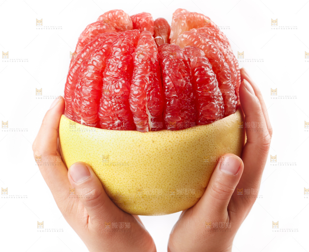 手上捧着红心柚