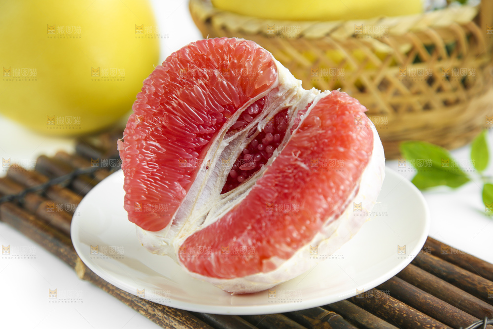 盘子里装着蜜柚