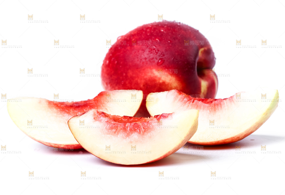 白底上摆放着新鲜油桃