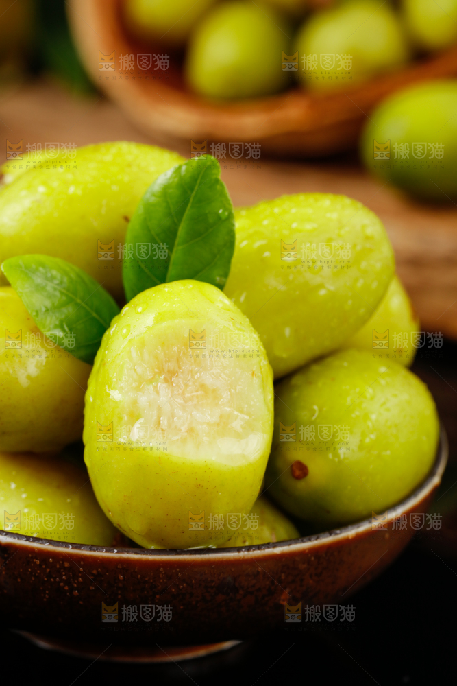 碟子里装着福建橄榄