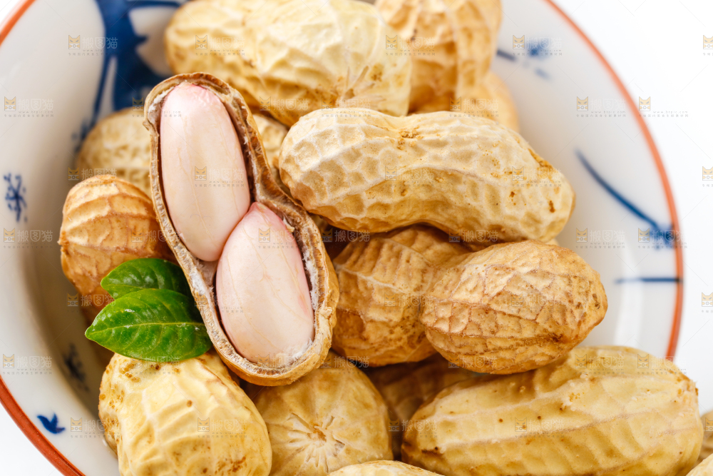 白底上盘子里的生花生