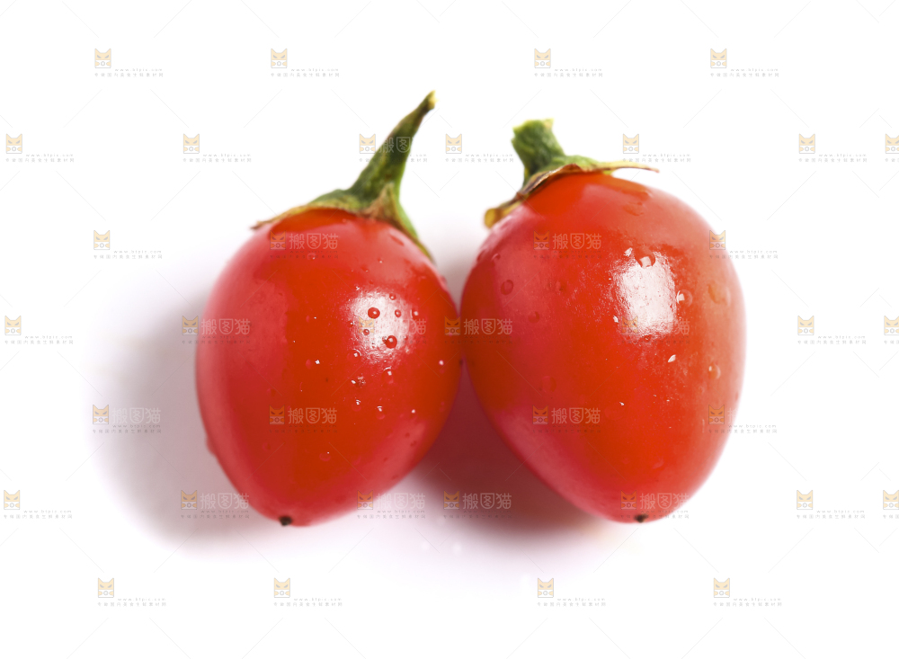 白底上摆放着新鲜红枸杞