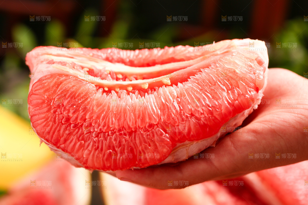 手里拿着红心柚子