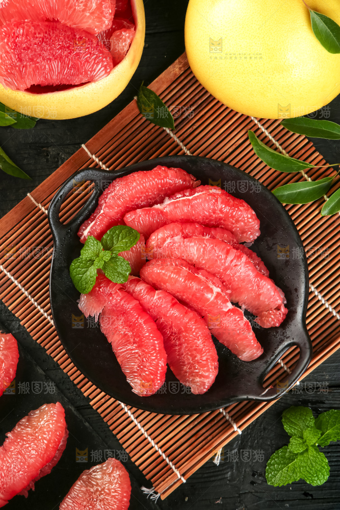 竹底上放着一盘红心柚