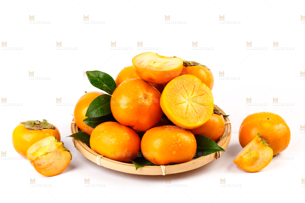 白底上放着一堆新鲜脆柿子