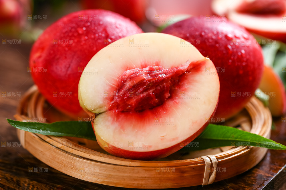 篮子里装着油桃