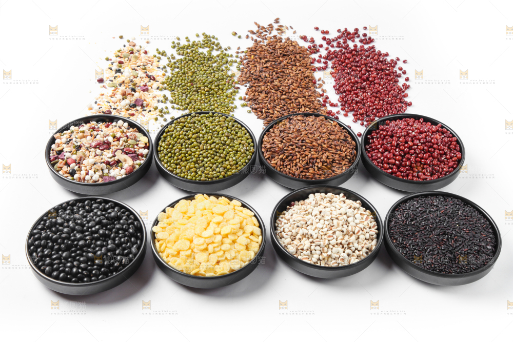 白底上放着八宝粥食材