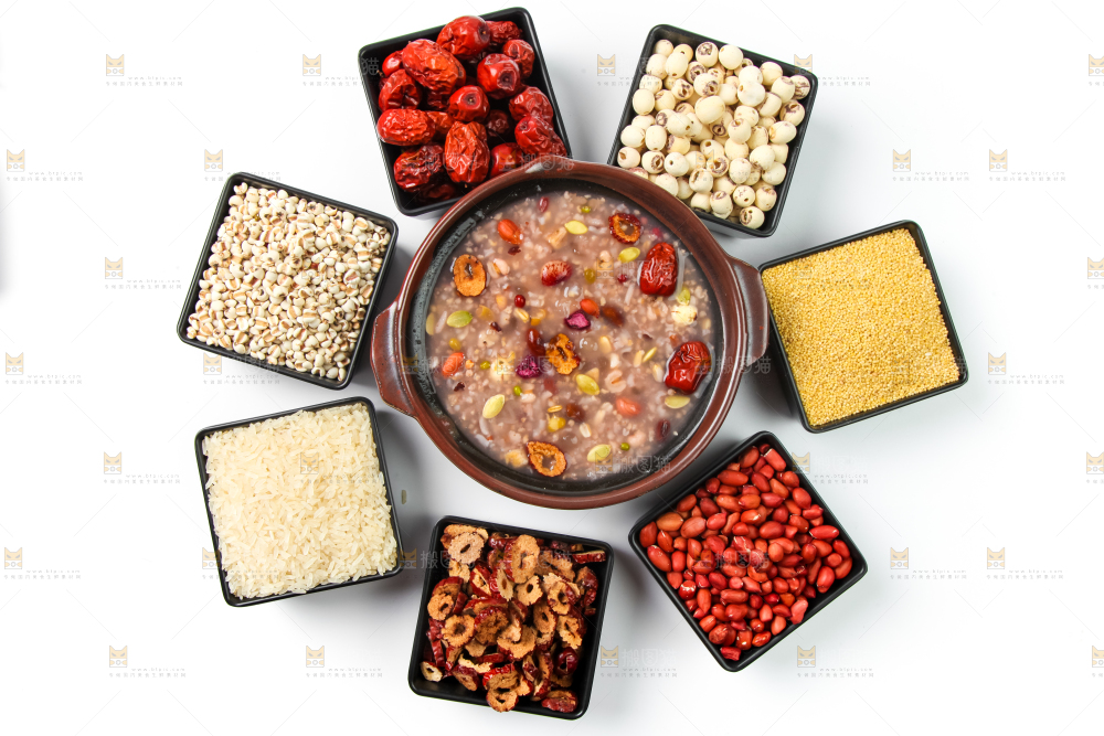 白底上的八宝粥食材和八宝粥