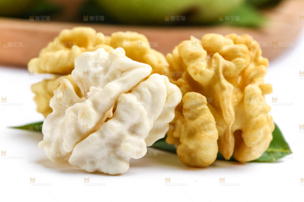 白底上摆放着新鲜核桃仁