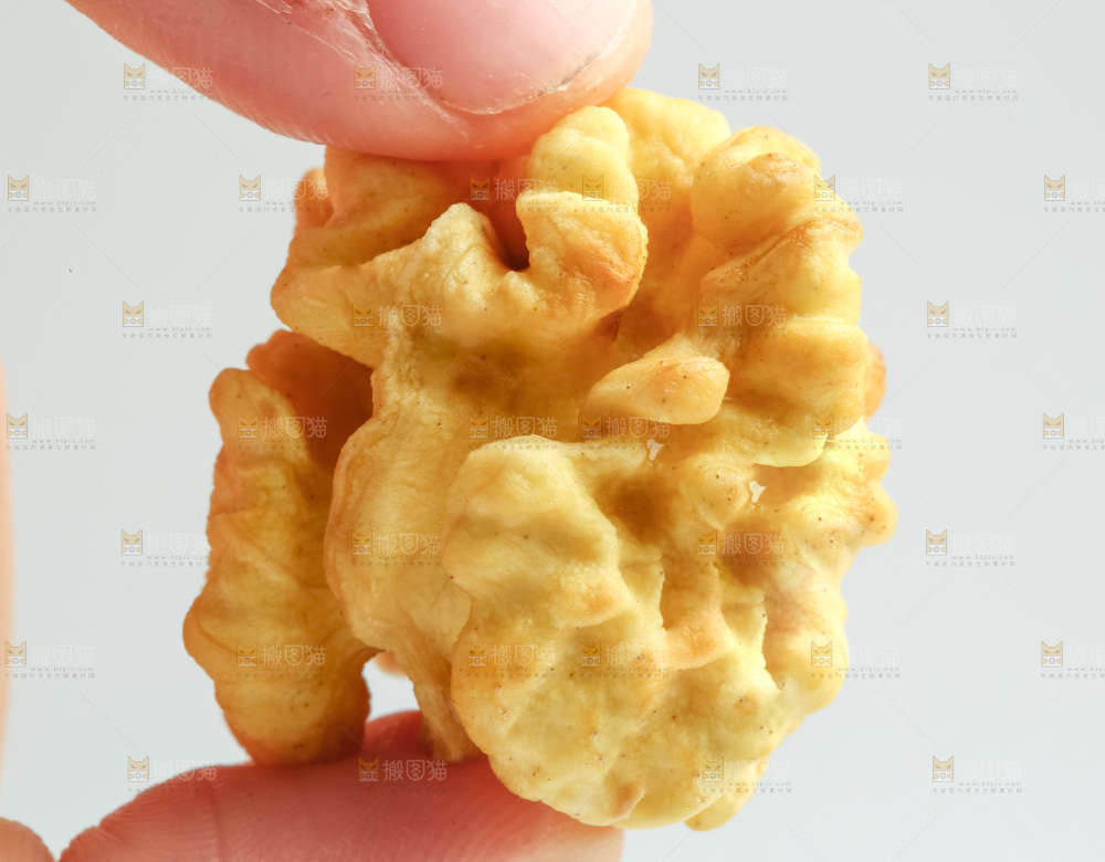 手里拿着核桃仁