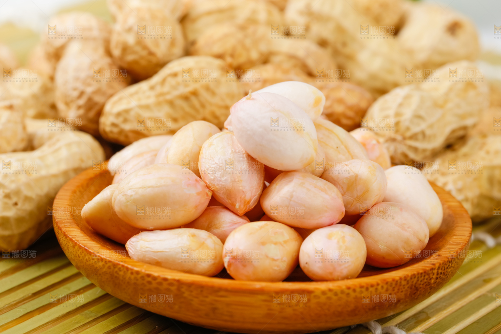 竹底上盘子里的花生米