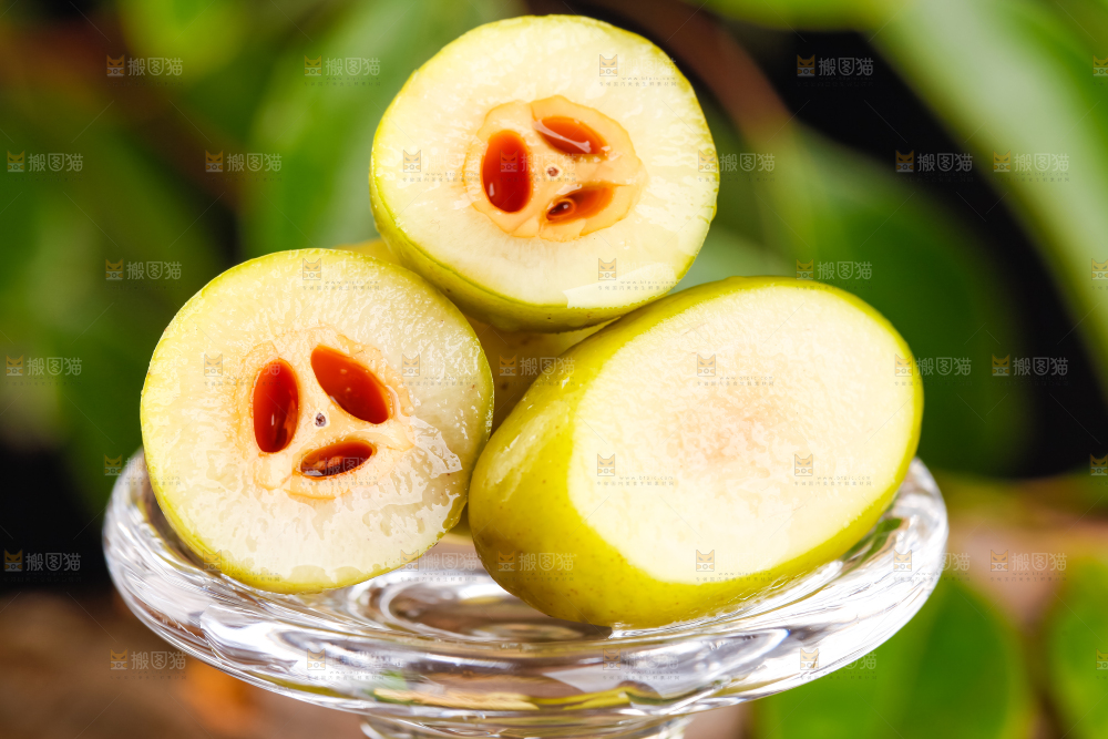 深底上放着切开的橄榄果