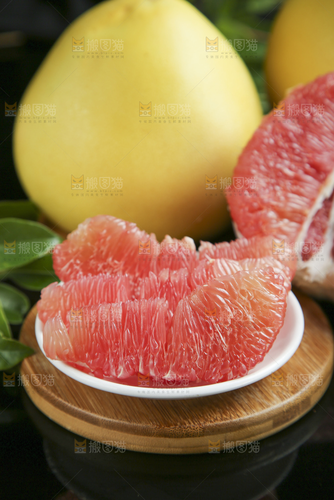 深底上的蜜柚