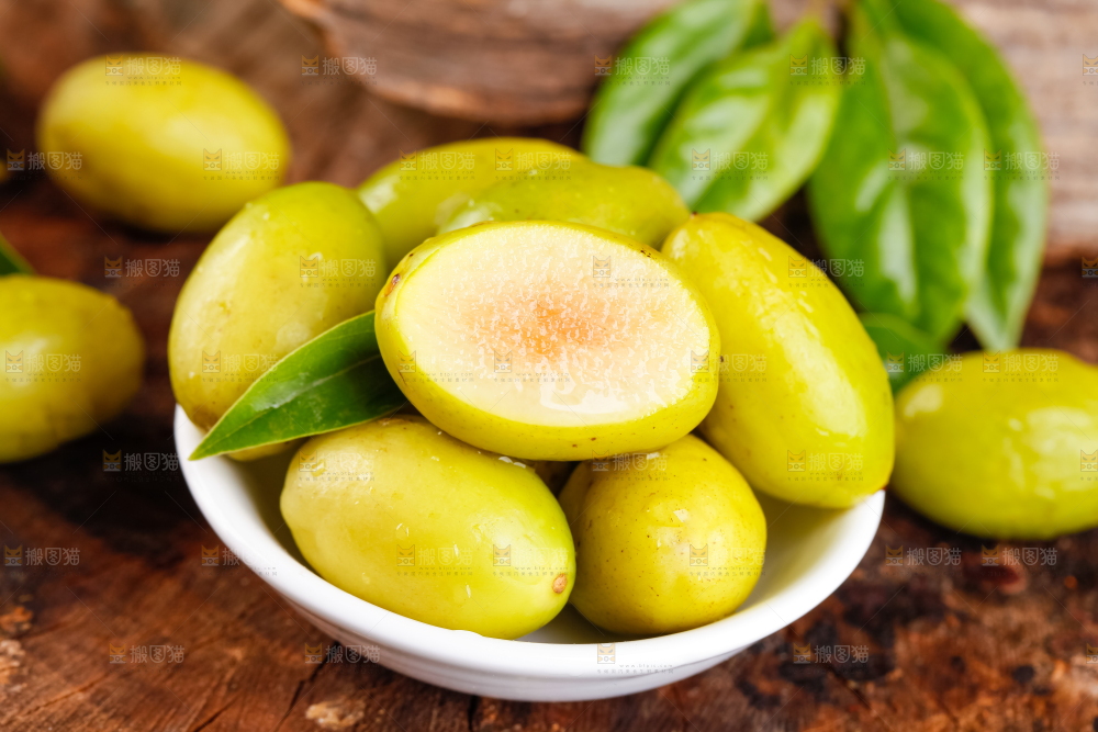 深底上盘子里的甜橄榄