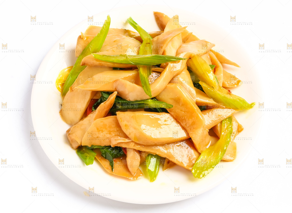 盘子里装着芹菜炒杏鲍菇