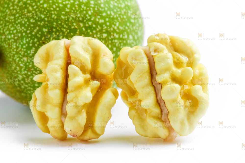 白底上摆放着新鲜核桃