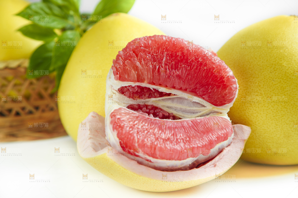 白底上的蜜柚