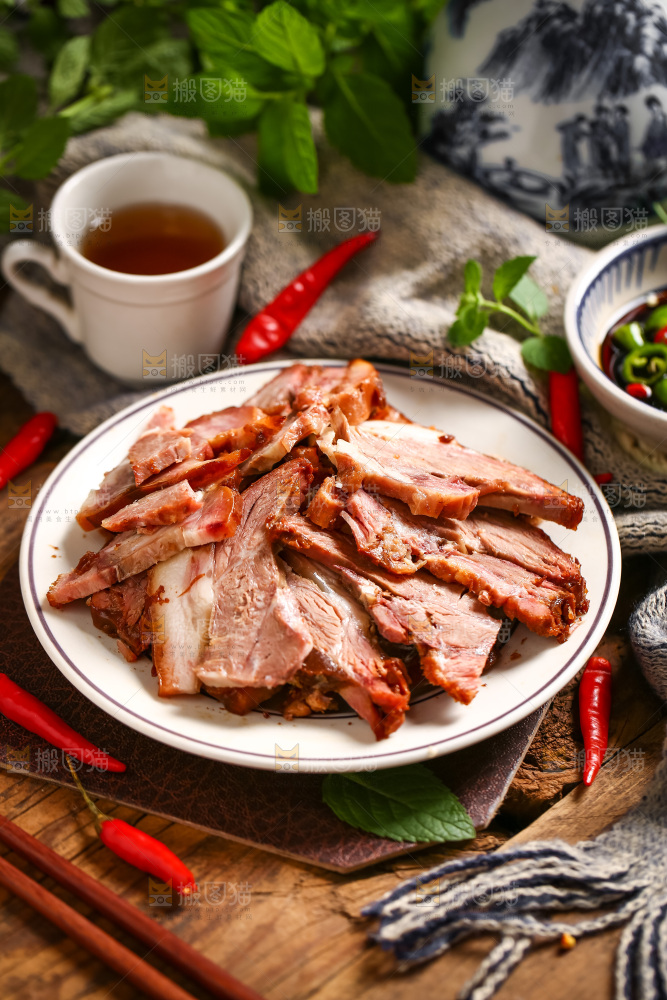 盘子里装着卤肉